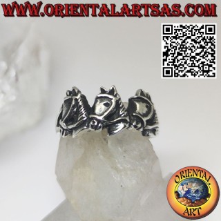 Anillo de plata, tres cabezas de caballo con bridas.