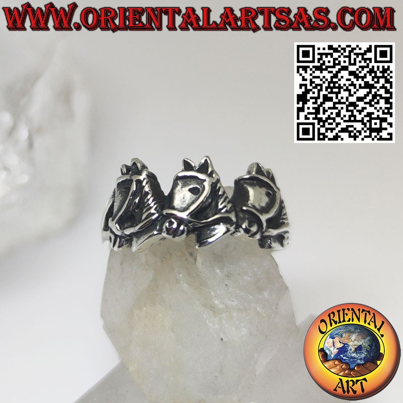 Anello in argento, le tre teste di cavallo con briglie