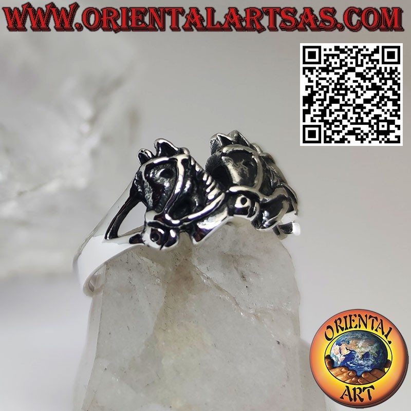 Bague en argent, trois têtes de chevaux avec brides