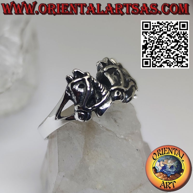 Bague en argent, trois têtes de chevaux avec brides