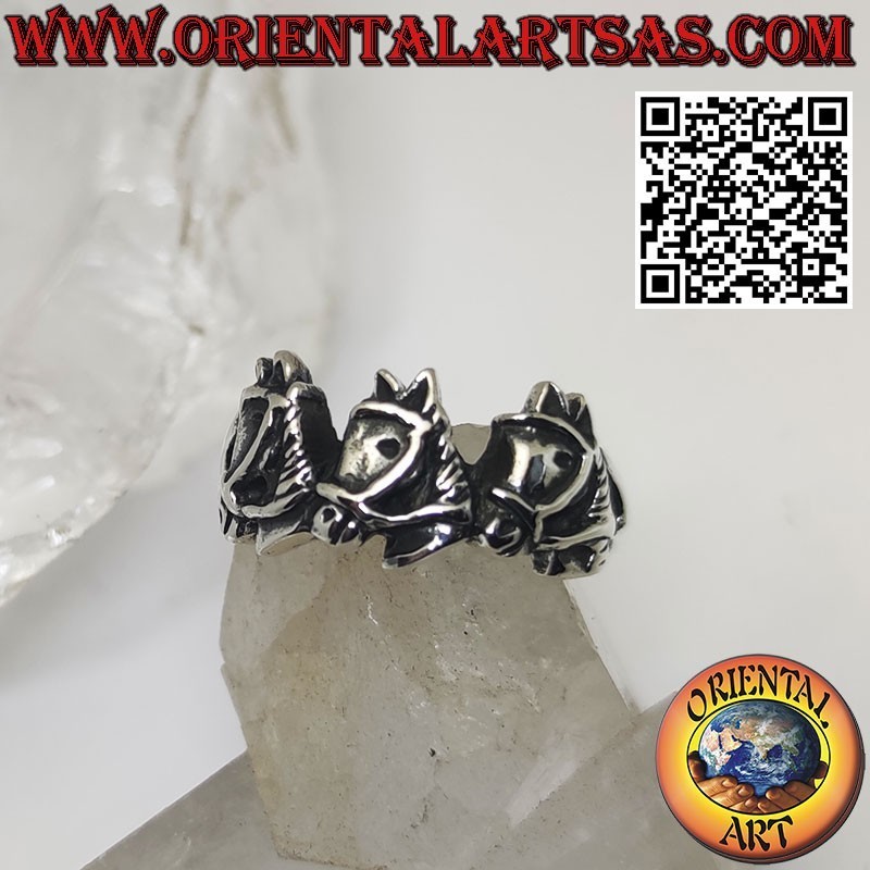 Anello in argento, le tre teste di cavallo con briglie