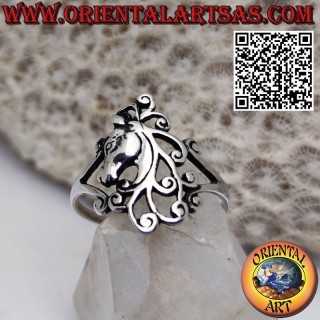 Anillo de plata, cabeza de caballo de perfil con follaje floral.