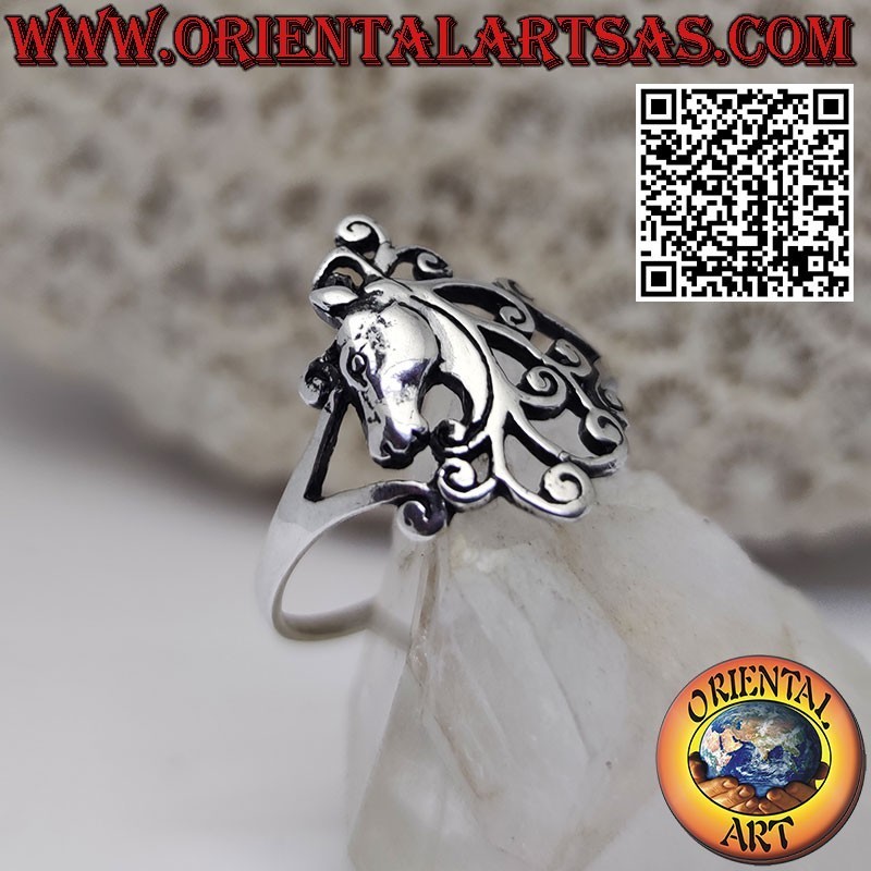 Anillo de plata, cabeza de caballo de perfil con follaje floral.