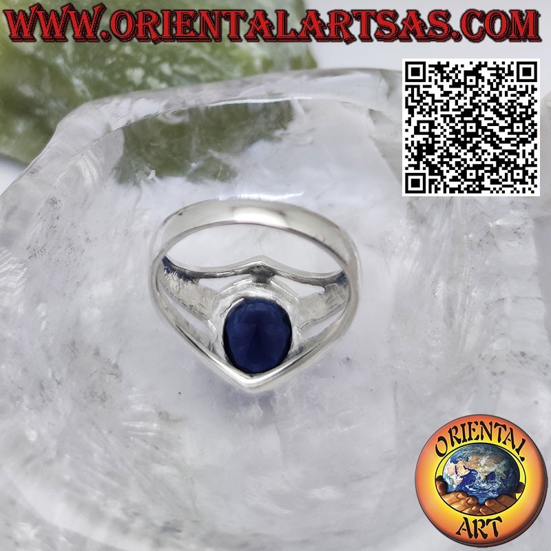 Anillo de plata con zafiro sintético facetado ovalado sobre engaste liso
