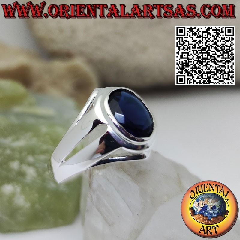Anillo de plata con zafiro sintético facetado ovalado sobre engaste liso