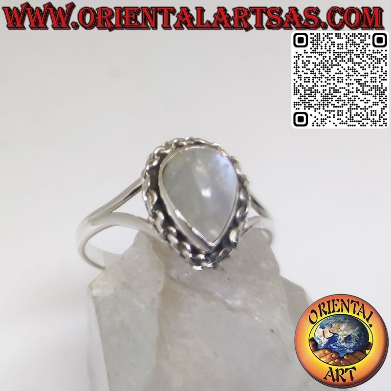 Anello in argento con pietra di luna tonda ornata e spirale sui lati