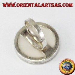 Silver ring with round mother of pearl