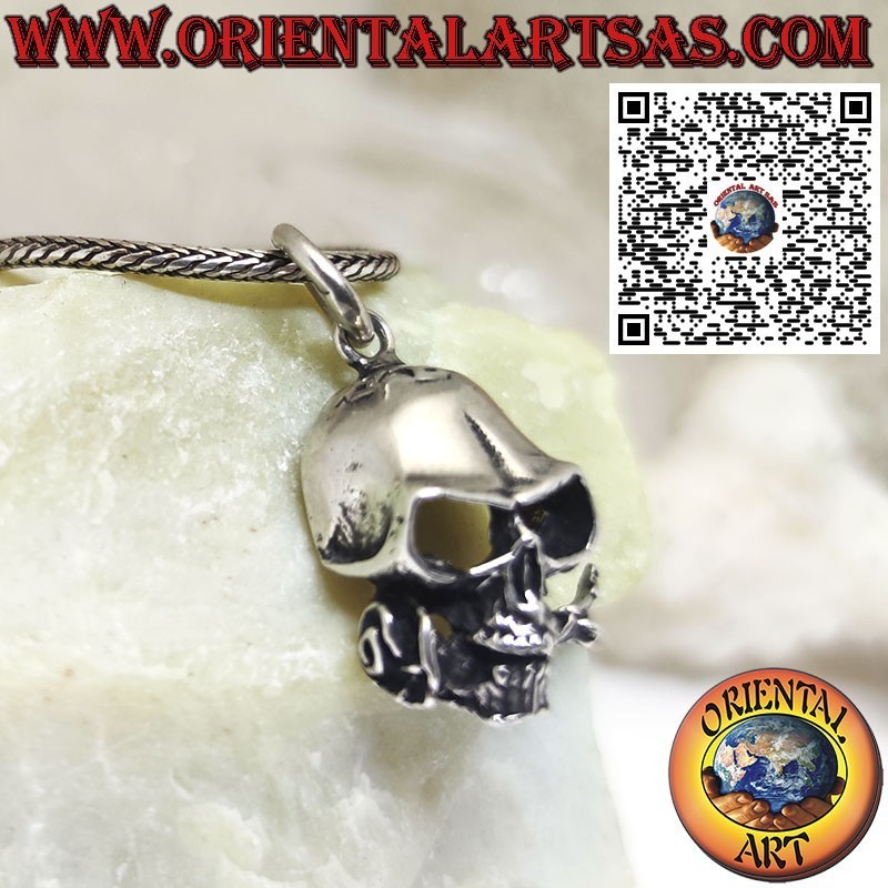 Colgante de plata en forma de calavera con una rosa entre los dientes (mediano)