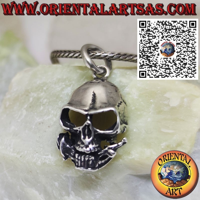 Pendentif en argent en forme de crâne avec une rose entre les dents (moyen)