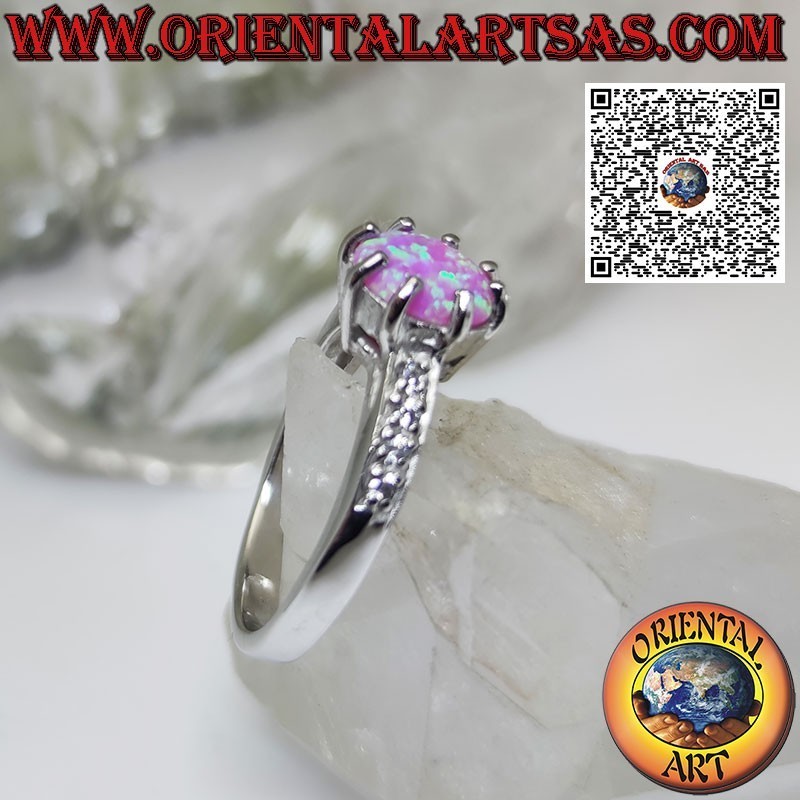 Anillo de plata con ópalo rosa redondo engastado y banda de circonitas en los laterales