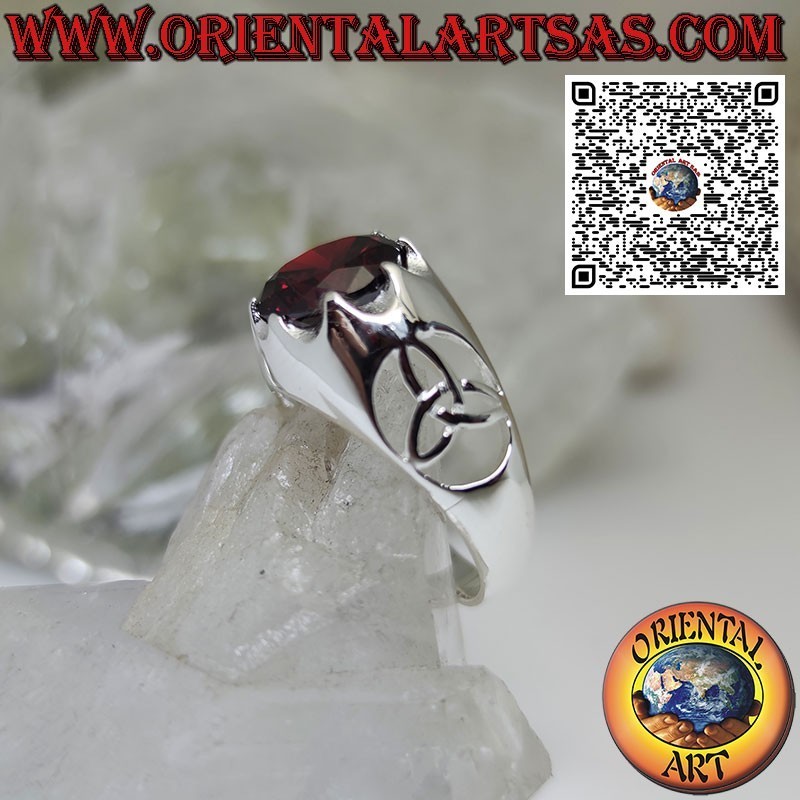 Anillo de plata con engaste de granates redondos y nudo tyrone en los laterales