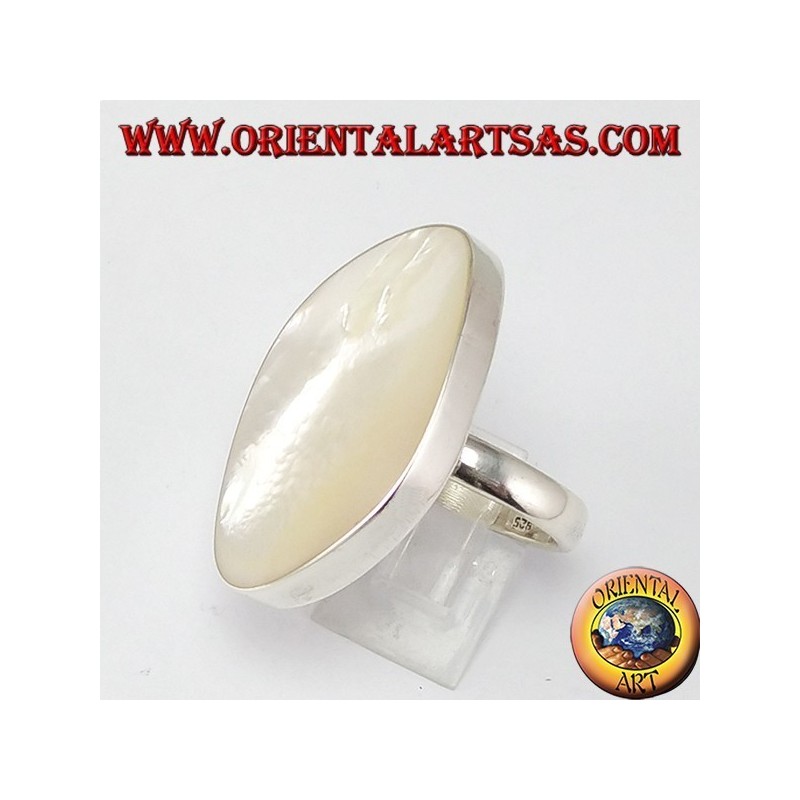 Anello d'argento con una grande madreperla
