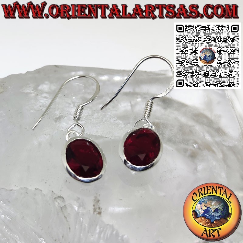 Pendientes de plata con granate facetado ovalado con borde sencillo