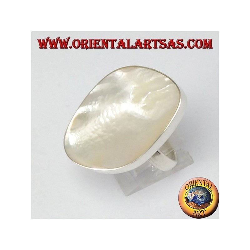 Anello d'argento con una grande madreperla