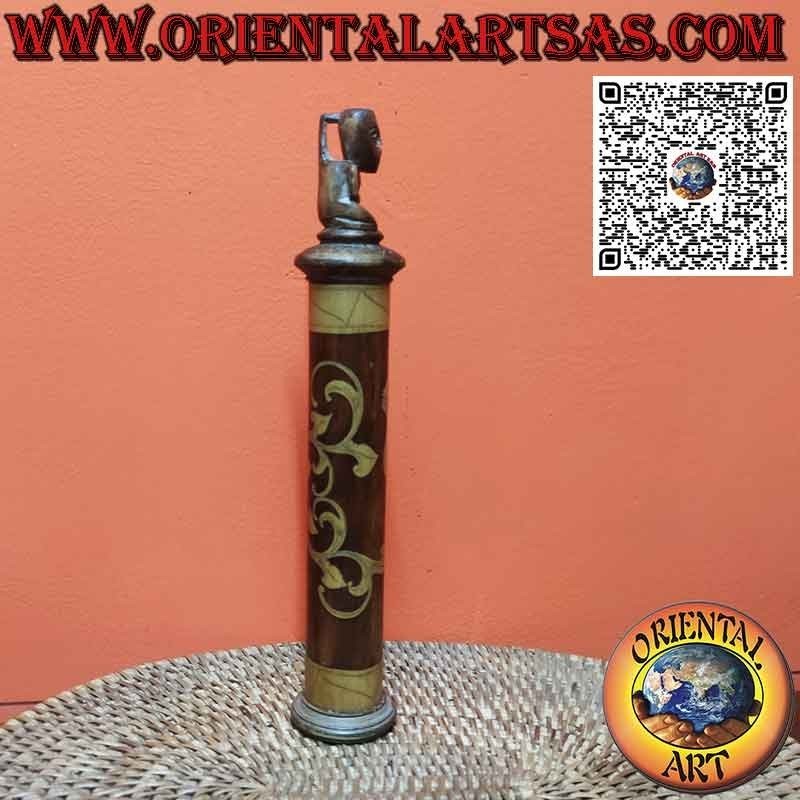 Antiguo recipiente de medicina de bambú y escultura de gorro Batak