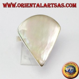 Anillo de plata con nácar triangular (sector circular)