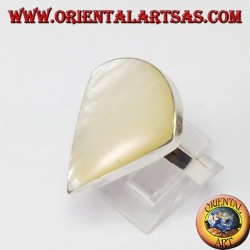 Bague en argent avec nacre triangulaire (secteur circulaire)