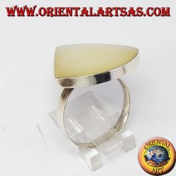 Bague en argent avec nacre triangulaire (secteur circulaire)