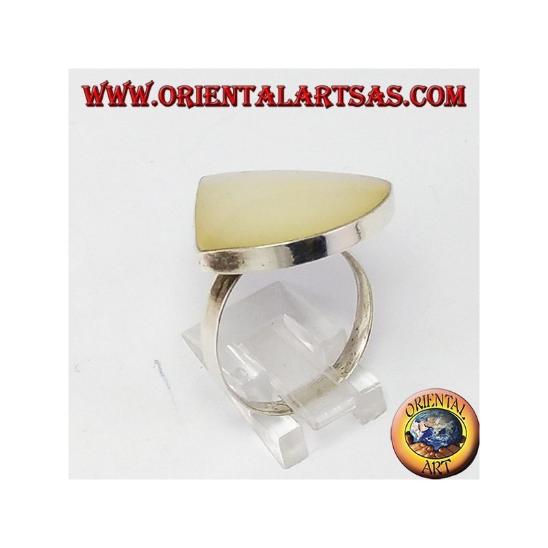 Anillo de plata con nácar triangular (sector circular)