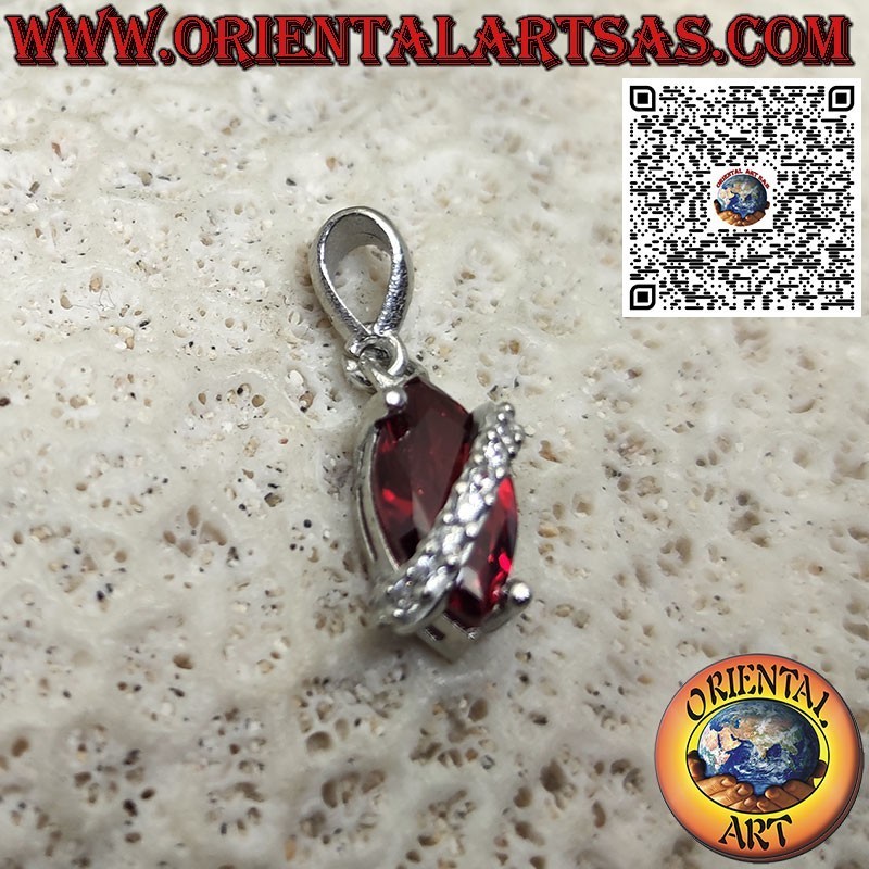 Pendentif en argent avec grenat navette surmonté de zircons