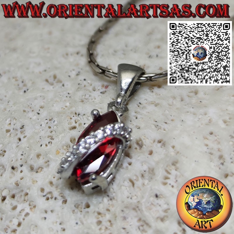 Pendentif en argent avec grenat navette surmonté de zircons
