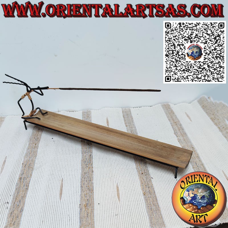 Langes Weihrauchgefäß aus schmiedeeisernem sitzendem Mann und handgefertigtem Bambus