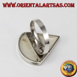 Anillo de plata con nácar triangular (sector circular)