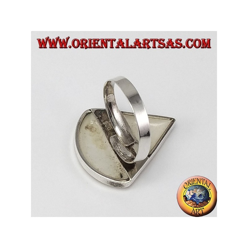 Bague en argent avec nacre triangulaire (secteur circulaire)