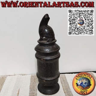 Antiguo recipiente cilíndrico de bambú y madera con tortuga, Batak