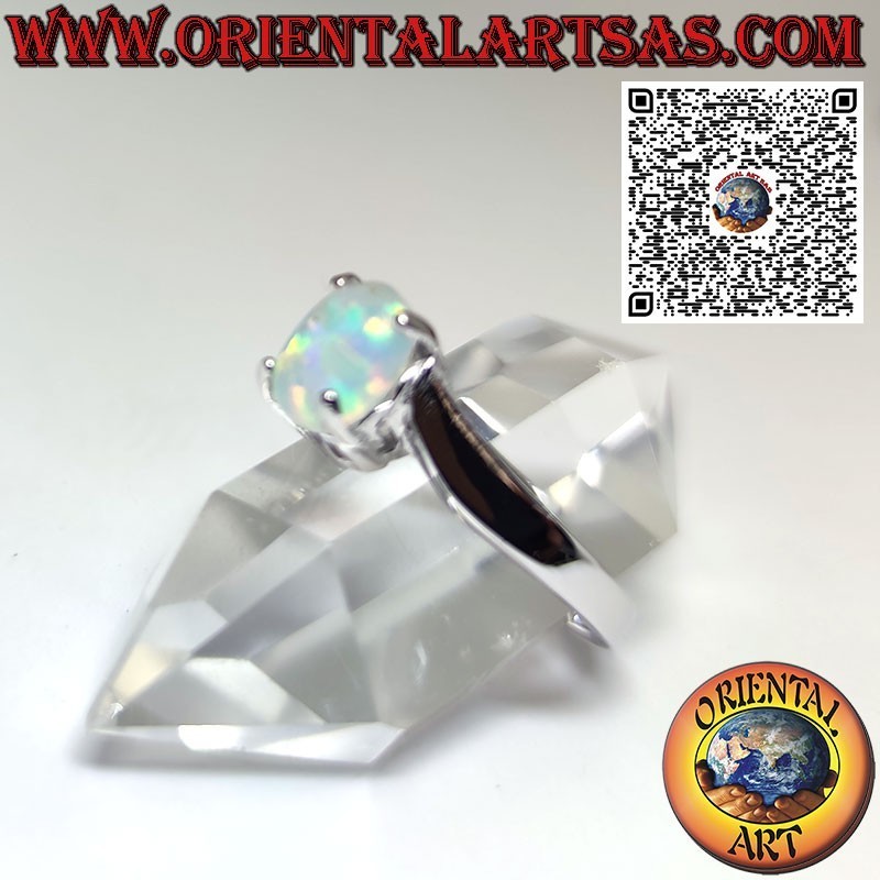 Silberring mit ovalem Opal in asymmetrischer Fassung