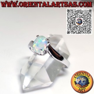 Anello in argento con opale ovale incastonato su montatura asimmetrica
