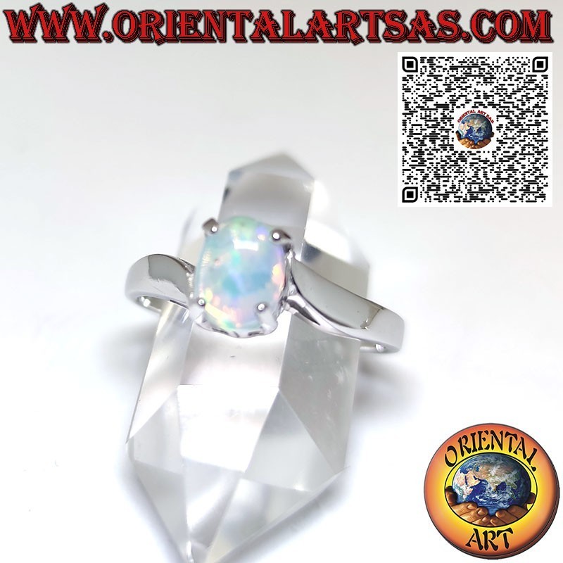 Anello in argento con opale ovale incastonato su montatura asimmetrica
