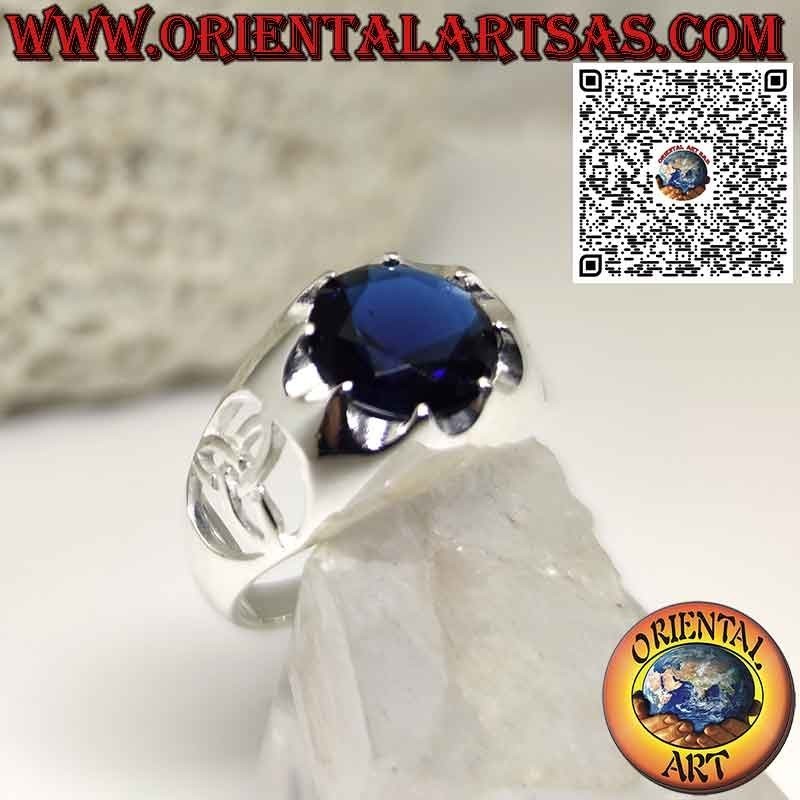 Anillo de plata con zafiro sintético redondo y nudo tyrone en los laterales