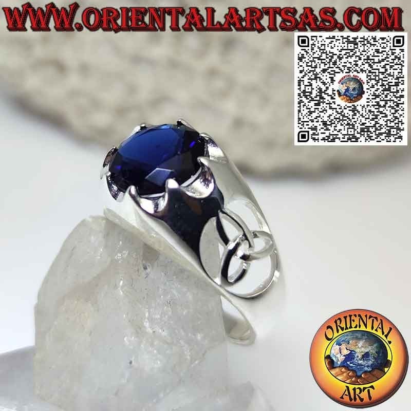 Anillo de plata con zafiro sintético redondo y nudo tyrone en los laterales