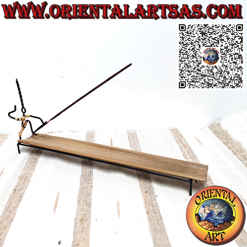 Quemador de incienso largo en hierro forjado, hombrecito sobre un pie y bambú.