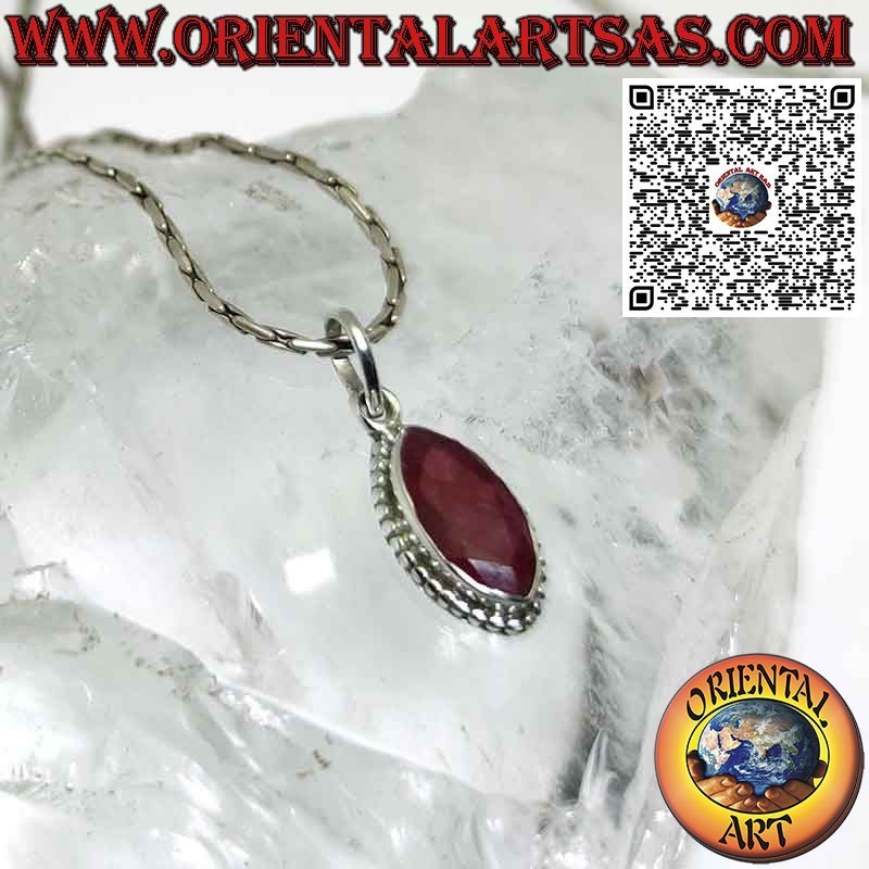 Colgante de plata con lanzadera natural rodeada de rubí entrelazando
