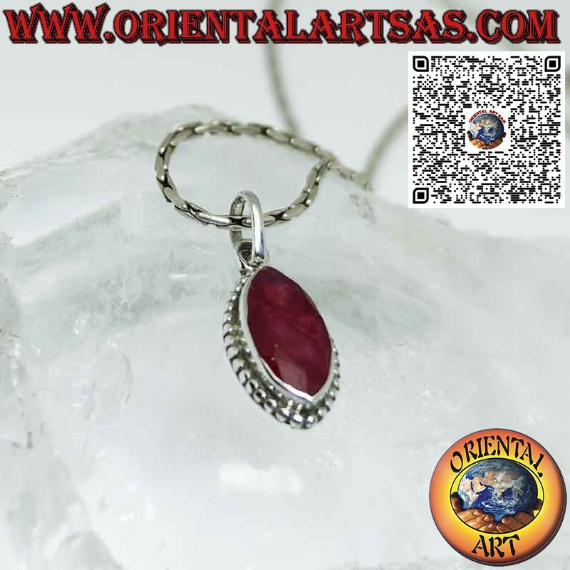 Colgante de plata con lanzadera natural rodeada de rubí entrelazando