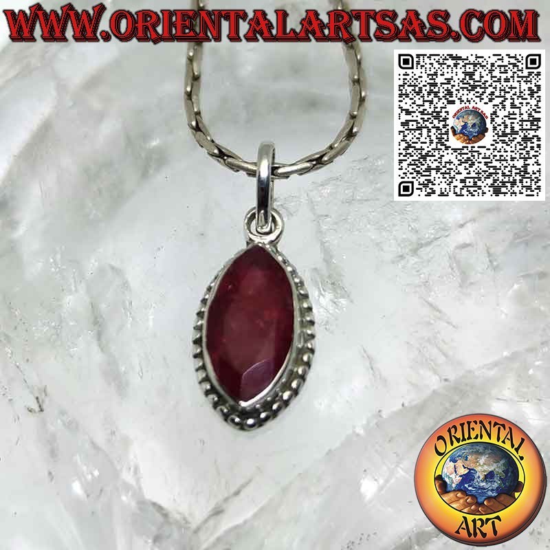 Colgante de plata con lanzadera natural rodeada de rubí entrelazando