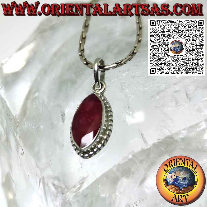 Colgante de plata con lanzadera natural rodeada de rubí entrelazando
