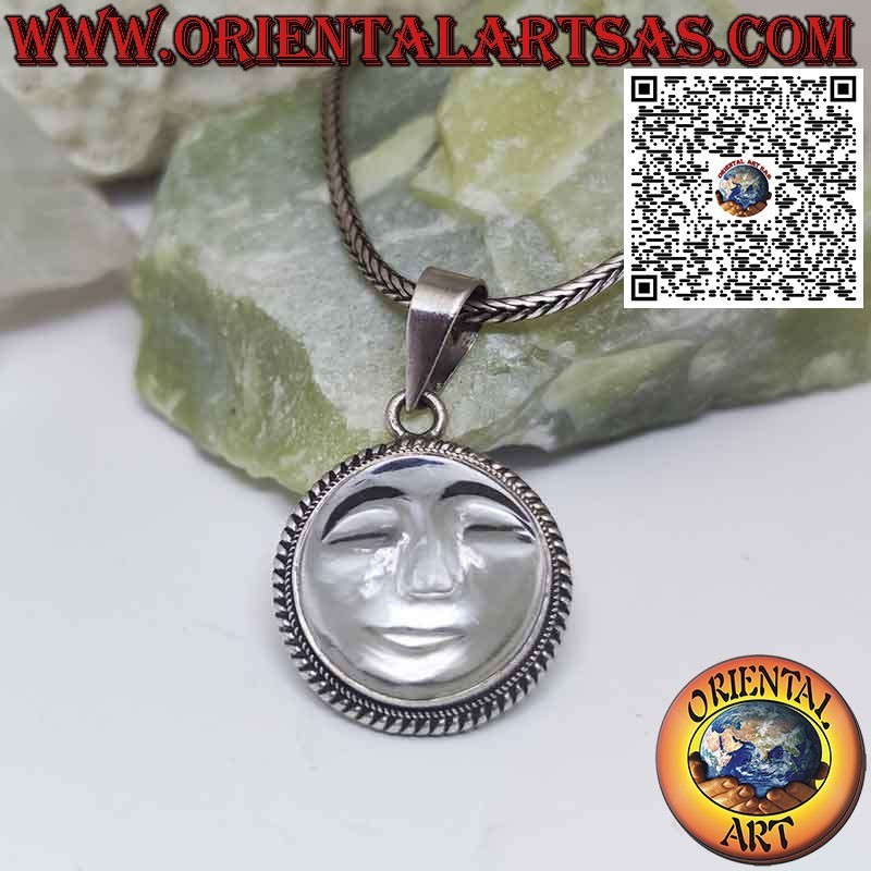 Colgante sol de plata tallado sobre cristal de roca con borde