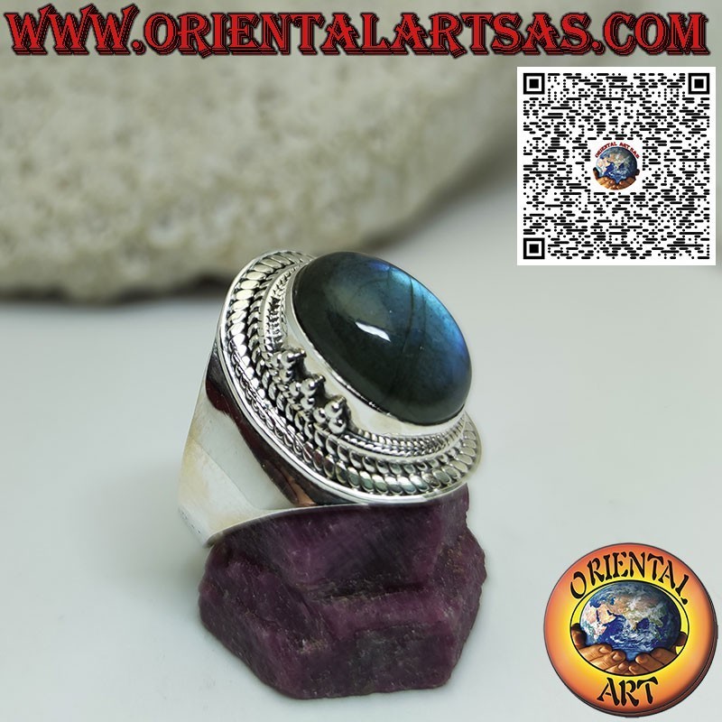 Anello in argento con Labradorite naturale ovale e montatura a fascia