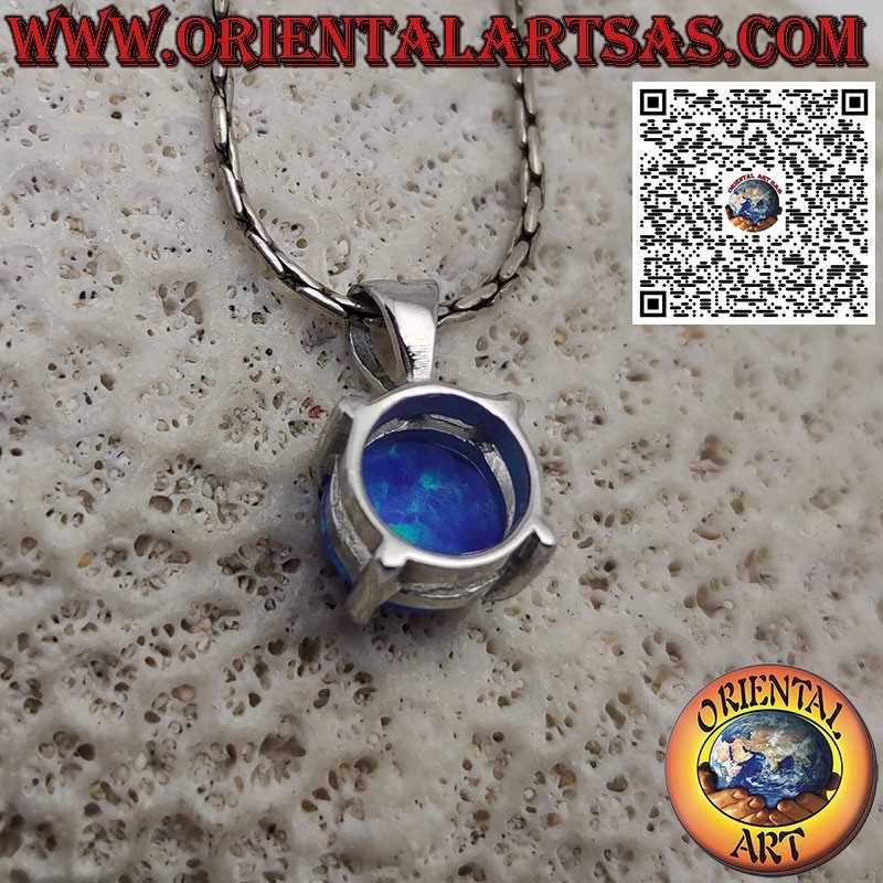 Pendentif en argent avec opale bleue ronde sertie de quatre griffes