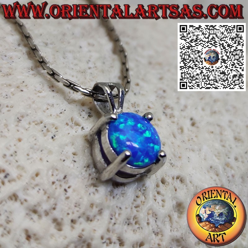 Ciondolo in argento con opale blu tondo incastonato con quattro griffe
