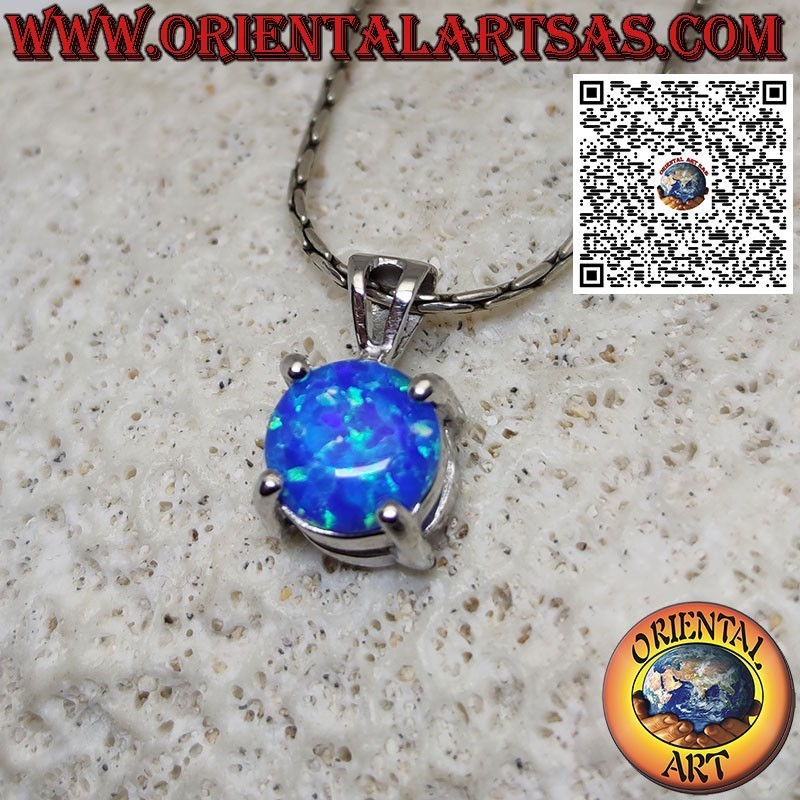 Ciondolo in argento con opale blu tondo incastonato con quattro griffe