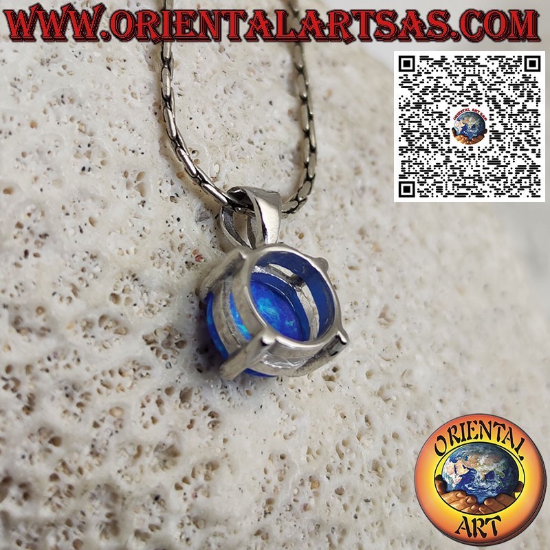 Silberanhänger mit rundem blauen Opal, besetzt mit vier Krappen