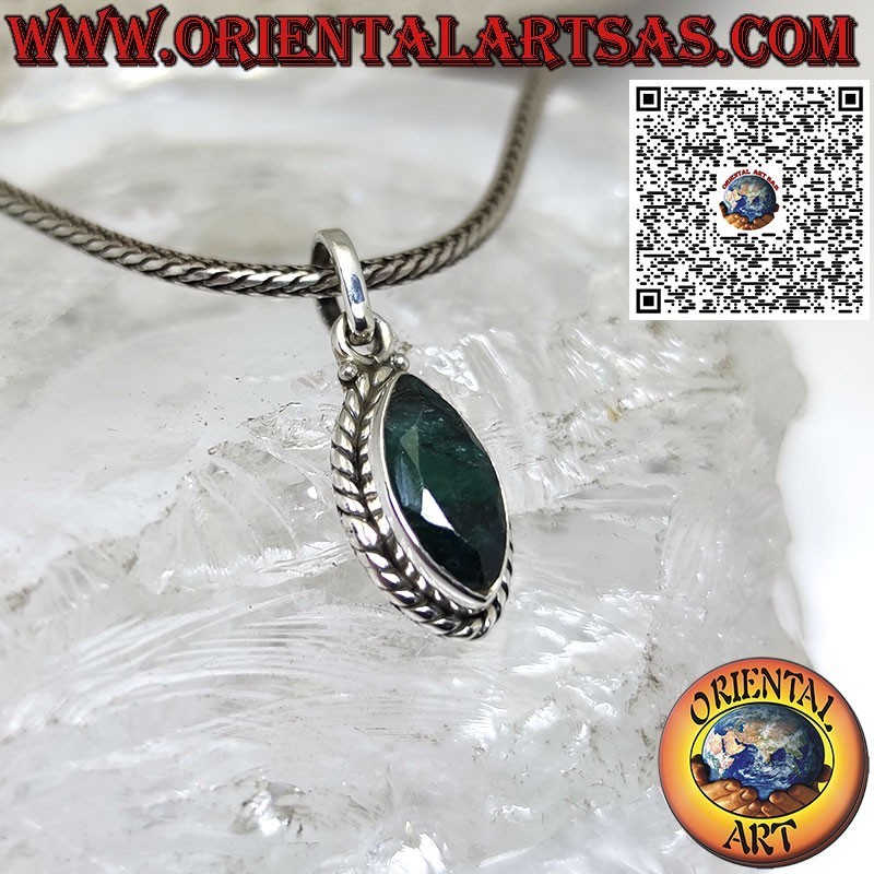 Pendentif en argent avec émeraude navette naturelle et bord tressé