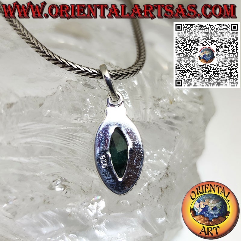 Colgante de plata con lanzadera natural de esmeralda y borde trenzado