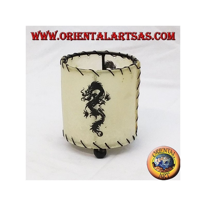 Cuero candelero, cilíndrica con el dragón desenvainada