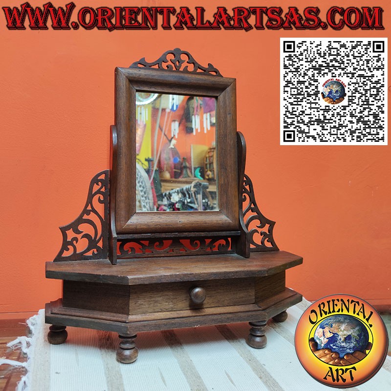 Espejo independiente reclinable de teca con cajón y adornos.