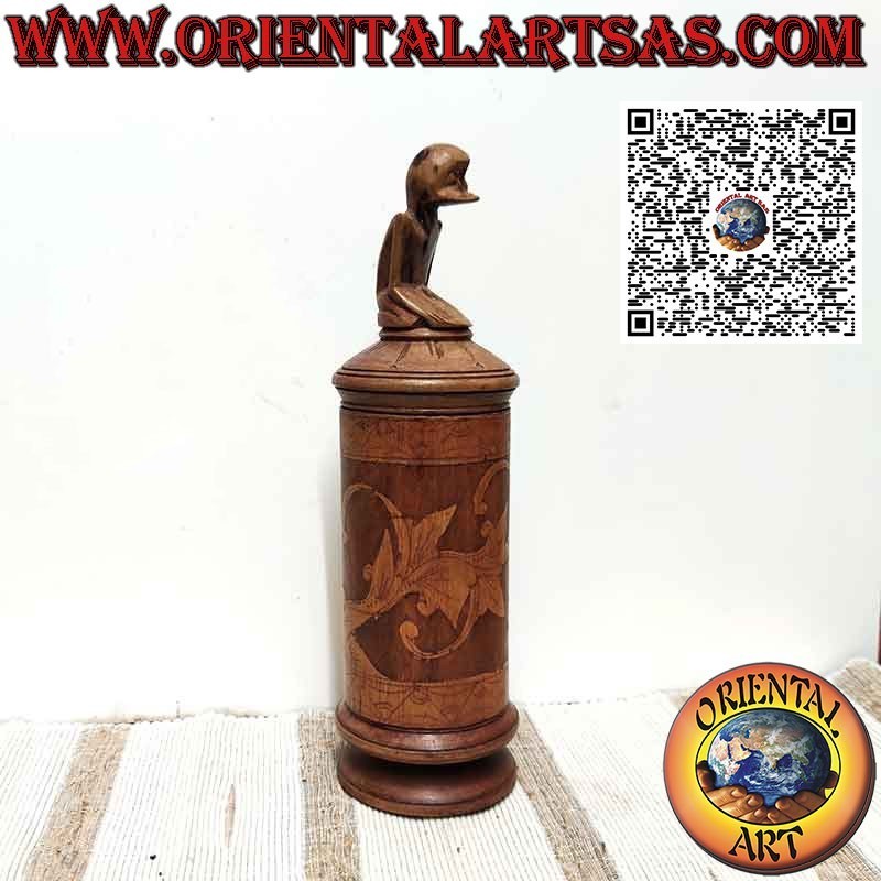 Medizinbehälter und Skulptur aus Bambus auf Batak-Kappe